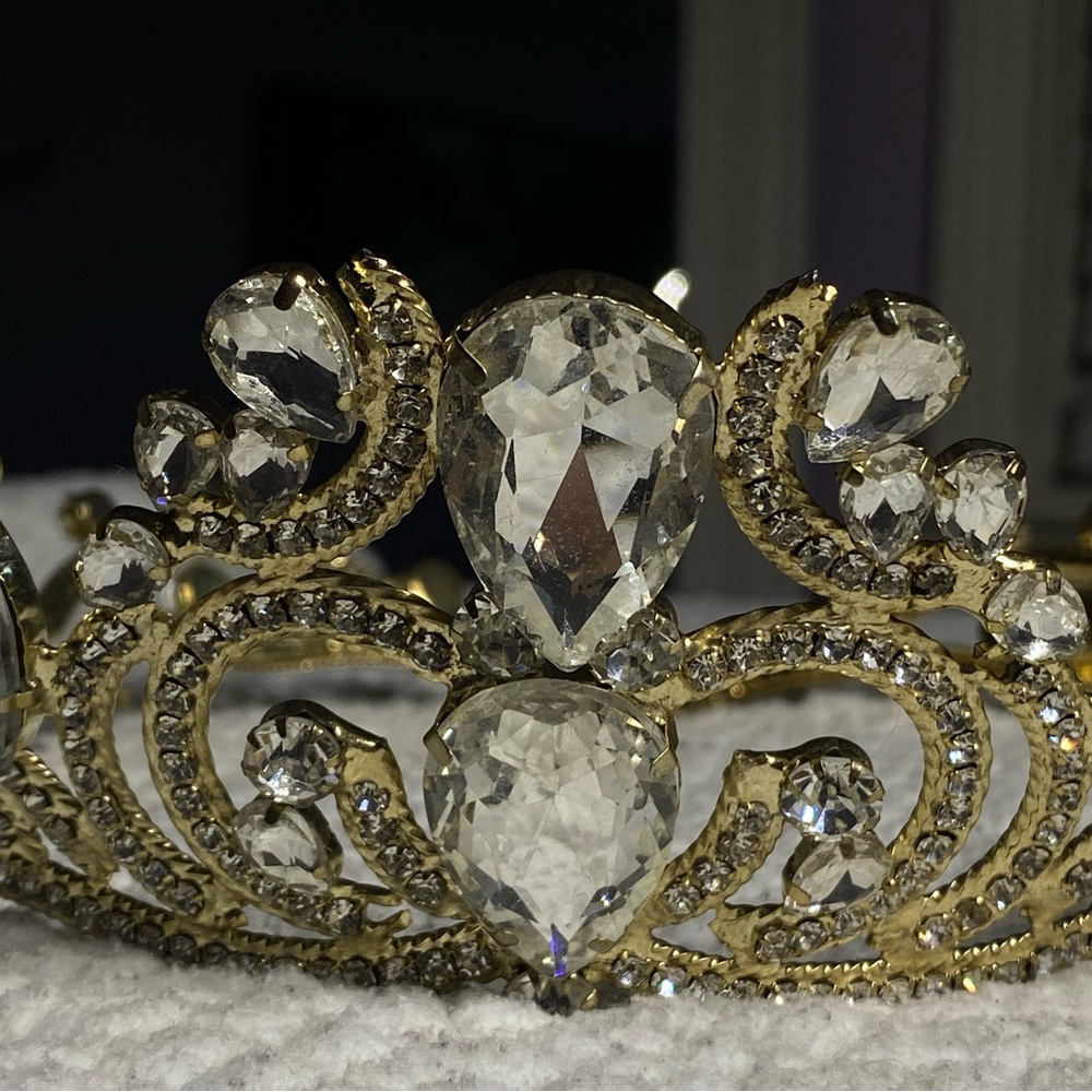 closed halo tiara/crown.